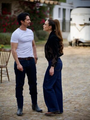 Ana Belena Instagram - Un pequeño detrás de grabación con @danielelbittar 📸
#amanecernovela #telenovela #telenovelamexicana