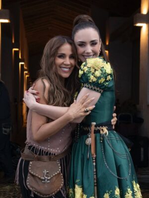 Ana Belena Instagram - Después de varios meses terminamos las grabaciones de este gran proyecto @amanecerof, y solo puedo estar agradecida con @juanosorio.oficial y todo el equipo que hizo posible esto, por tan maravillosos momentos elenco ♥️
Extrañaré mucho mis días de grabación e interpretar a Atocha ❤️🩹
#telenovela #amanecer #televisa #actriz