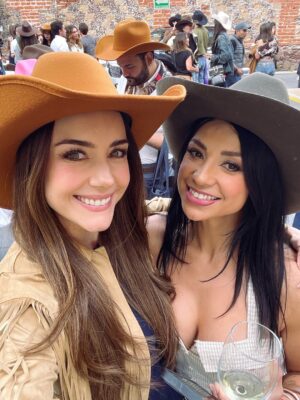 Ana Belena Instagram - Hoy tuvimos una tarde muy vaquera y de sombreros 🤠 ✨
@instylemexico
#holahouston #instyle #instylemexico #coowboy #western