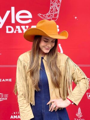 Ana Belena Instagram - Hoy tuvimos una tarde muy vaquera y de sombreros 🤠 ✨
@instylemexico
#holahouston #instyle #instylemexico #coowboy #western