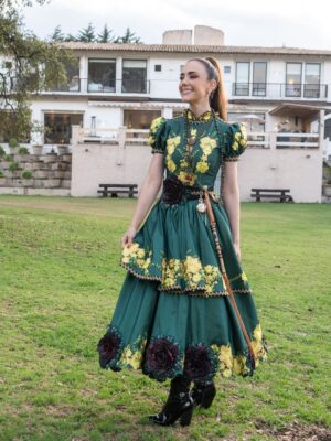 Ana Belena Instagram - No podía dejar de subir estas fotos, con este vestido increíble de Atocha ✨
#amanecer #telenovela #actriz #anabelena