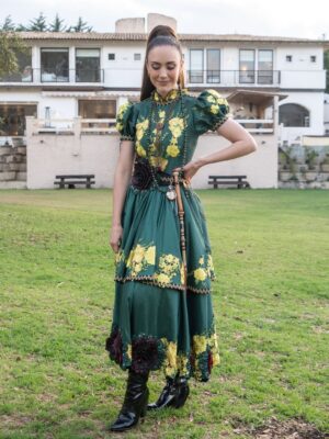 Ana Belena Instagram - No podía dejar de subir estas fotos, con este vestido increíble de Atocha ✨
#amanecer #telenovela #actriz #anabelena