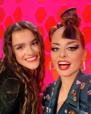 Ana Locking Instagram - HOY ES EL DÍA!!! 
Hoy arranca la 5ª temporada de @dragracees 🫰🫰🫰
A las 8PM en @atresplayer & @wowpresentsplus (worldwide)

👁💖👁

Abrazar con fuerza y amor esta maravillosa temporada y disfrutar al máximo de nuestras increíbles reinas que os aseguro os van robar el Corazón!!! 💖

Gracias a todas vosotras por hacernos más felices de la manera en que lo hacéis con vuestro talento y generosidad creativa!!! Sois muy grandes!!!🫰

@alexandradelraval @dafnemugler @denebola_murnau @evaharringtonn @ferrxn_ @krystalforeverofficial @laca.udilla @laescandalo @margarita_kalifata @nix.on.the.beach @categoryisnori @satingrecooficial 💖u All

Disfrutar de todo lo que se os viene!!!

@supremmedeluxe @javviercalvo #JavierAmbrossi Ya estamos todas amigasss!!! 😘💞😘
@amaia tengo un pensamiento y es que es una fantasía tenerte a mi vera en este primer episodio!!! 💗🫶

Y gracias a todo el equipo de @buendiaestudios & @atresplayer por dejarme formar parte de esta familia tan increíble!!! A por otras cinco más!!! 🙏😘

#Dragstapronto!!! 👋

#AllPowerToTheDrag
✊💄👑

🏁

👗 TotalLook: #AnaLocking
💎 Jewelry: @swarovski 
💄 Makeup: @evagameromasso
💇‍♀️ Hair: @crisantoblanco 
💅🏻 Nails: #AnaLocking
📷 Fotos: @mista.studio 

#DragRaceSpain #DragRaceEs #DragRace #SupremmeDeluxe #JavierCalvo  #AmaiaRomero