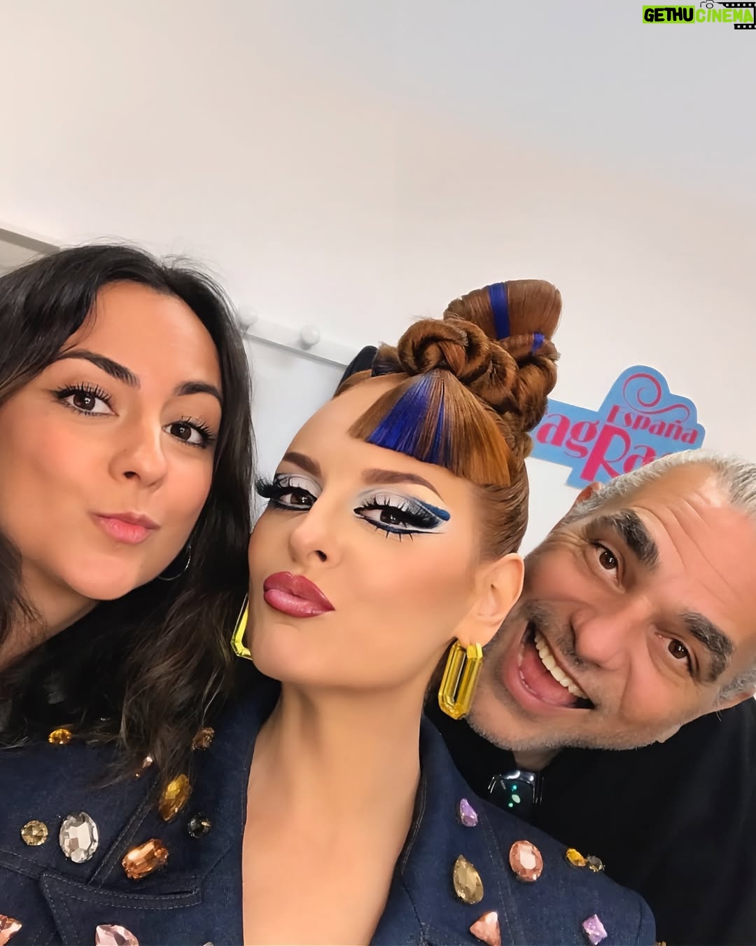 Ana Locking - 5.4K Likes - HOY ES EL DÍA!!! 
Hoy arranca la 5ª temporada de @dragracees 🫰🫰🫰
A las 8PM en @atresplayer & @wowpresentsplus (worldwide)

👁💖👁

Abrazar con fuerza y amor esta maravillosa temporada y disfrutar al máximo de nuestras increíbles reinas que os aseguro os van robar el Corazón!!! 💖

Gracias a todas vosotras por hacernos más felices de la manera en que lo hacéis con vuestro talento y generosidad creativa!!! Sois muy grandes!!!🫰

@alexandradelraval @dafnemugler @denebola_murnau @evaharringtonn @ferrxn_ @krystalforeverofficial @laca.udilla @laescandalo @margarita_kalifata @nix.on.the.beach @categoryisnori @satingrecooficial 💖u All

Disfrutar de todo lo que se os viene!!!

@supremmedeluxe @javviercalvo #JavierAmbrossi Ya estamos todas amigasss!!! 😘💞😘
@amaia tengo un pensamiento y es que es una fantasía tenerte a mi vera en este primer episodio!!! 💗🫶

Y gracias a todo el equipo de @buendiaestudios & @atresplayer por dejarme formar parte de esta familia tan increíble!!! A por otras cinco más!!! 🙏😘

#Dragstapronto!!! 👋

#AllPowerToTheDrag
✊💄👑

🏁

👗 TotalLook: #AnaLocking
💎 Jewelry: @swarovski 
💄 Makeup: @evagameromasso
💇‍♀️ Hair: @crisantoblanco 
💅🏻 Nails: #AnaLocking
📷 Fotos: @mista.studio 

#DragRaceSpain #DragRaceEs #DragRace #SupremmeDeluxe #JavierCalvo  #AmaiaRomero