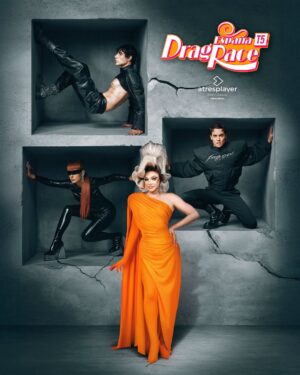Ana Locking Instagram - Estamos listas!!! Y pronto arranca la 5ª temporada de @DragRaceEs

Construir un futuro sólido como el hormigón no es fácil y estas nuevas reinas vienen dispuestas a demostrarnos que la imaginación es el único superpoder que no se puede demoler. 

Todas ellas nos recordarán una vez más que la libertad también se defiende con arte y talento de otro mundo. Y yo, desde mi silla de jurado, tomo notas… para ver si así consigo sobrevivir a este, al mundo real.

Liberar vuestras mentes y abrazar con fuerza y amor a las nuevas reinas que descubriréis el próximo 7 de septiembre en @atresplayer & @wowpresentsplus (worldwide ex. Spain) ✨💖✨ #MeetTheQueens

Por fin juntas de nuevo!!! Loviu 😘 @supremmedeluxe @javviercalvo #JavierAmbrossi

#Dragstapronto !!! 👋
✨💖👑💖✨

Fotos del maravilloso @mista.studio 📸

MUAH como siempre de mis adoradxs @evagameromasso y @crisantoblanco 💞u

Look 👗: #AnaLocking
Jewelry 💍: @swarovski 🫶 @piazzacom
Sunglasses 🕶️: @maisonmargiela 

#AllPowerToTheDrag
✊💄👑

Graciassss 😘 @dragracees @buendiaestudios @atresplayer @atresmediacom @worldofwonder @wowpresentsplus 
#DragRaceEspaña