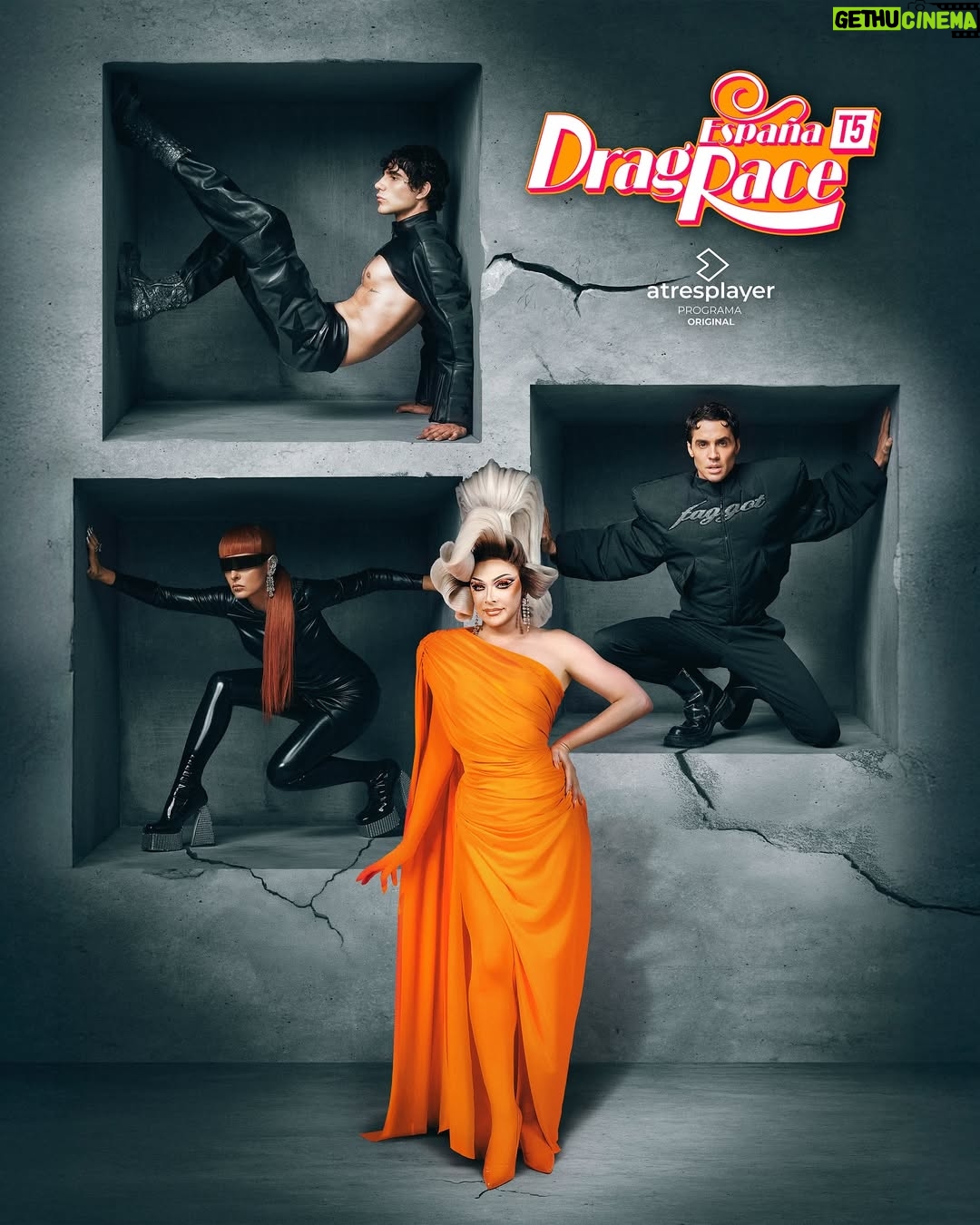 Ana Locking - 7.6K Likes - Estamos listas!!! Y pronto arranca la 5ª temporada de @DragRaceEs

Construir un futuro sólido como el hormigón no es fácil y estas nuevas reinas vienen dispuestas a demostrarnos que la imaginación es el único superpoder que no se puede demoler. 

Todas ellas nos recordarán una vez más que la libertad también se defiende con arte y talento de otro mundo. Y yo, desde mi silla de jurado, tomo notas… para ver si así consigo sobrevivir a este, al mundo real.

Liberar vuestras mentes y abrazar con fuerza y amor a las nuevas reinas que descubriréis el próximo 7 de septiembre en @atresplayer & @wowpresentsplus (worldwide ex. Spain) ✨💖✨ #MeetTheQueens

Por fin juntas de nuevo!!! Loviu 😘 @supremmedeluxe @javviercalvo #JavierAmbrossi

#Dragstapronto !!! 👋
✨💖👑💖✨

Fotos del maravilloso @mista.studio 📸

MUAH como siempre de mis adoradxs @evagameromasso y @crisantoblanco 💞u

Look 👗: #AnaLocking
Jewelry 💍: @swarovski 🫶 @piazzacom
Sunglasses 🕶️: @maisonmargiela 

#AllPowerToTheDrag
✊💄👑

Graciassss 😘 @dragracees @buendiaestudios @atresplayer @atresmediacom @worldofwonder @wowpresentsplus 
#DragRaceEspaña