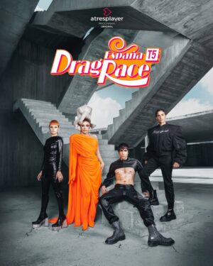 Ana Locking Instagram - Estamos listas!!! Y pronto arranca la 5ª temporada de @DragRaceEs

Construir un futuro sólido como el hormigón no es fácil y estas nuevas reinas vienen dispuestas a demostrarnos que la imaginación es el único superpoder que no se puede demoler. 

Todas ellas nos recordarán una vez más que la libertad también se defiende con arte y talento de otro mundo. Y yo, desde mi silla de jurado, tomo notas… para ver si así consigo sobrevivir a este, al mundo real.

Liberar vuestras mentes y abrazar con fuerza y amor a las nuevas reinas que descubriréis el próximo 7 de septiembre en @atresplayer & @wowpresentsplus (worldwide ex. Spain) ✨💖✨ #MeetTheQueens

Por fin juntas de nuevo!!! Loviu 😘 @supremmedeluxe @javviercalvo #JavierAmbrossi

#Dragstapronto !!! 👋
✨💖👑💖✨

Fotos del maravilloso @mista.studio 📸

MUAH como siempre de mis adoradxs @evagameromasso y @crisantoblanco 💞u

Look 👗: #AnaLocking
Jewelry 💍: @swarovski 🫶 @piazzacom
Sunglasses 🕶️: @maisonmargiela 

#AllPowerToTheDrag
✊💄👑

Graciassss 😘 @dragracees @buendiaestudios @atresplayer @atresmediacom @worldofwonder @wowpresentsplus 
#DragRaceEspaña
