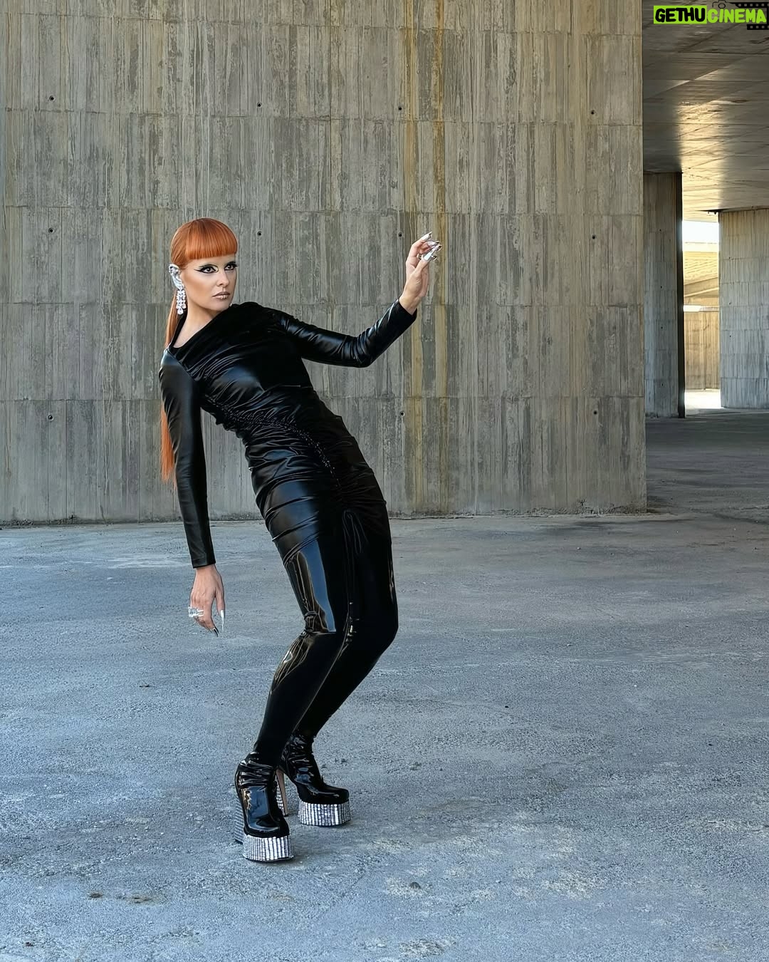 Ana Locking - 7.6K Likes - Estamos listas!!! Y pronto arranca la 5ª temporada de @DragRaceEs

Construir un futuro sólido como el hormigón no es fácil y estas nuevas reinas vienen dispuestas a demostrarnos que la imaginación es el único superpoder que no se puede demoler. 

Todas ellas nos recordarán una vez más que la libertad también se defiende con arte y talento de otro mundo. Y yo, desde mi silla de jurado, tomo notas… para ver si así consigo sobrevivir a este, al mundo real.

Liberar vuestras mentes y abrazar con fuerza y amor a las nuevas reinas que descubriréis el próximo 7 de septiembre en @atresplayer & @wowpresentsplus (worldwide ex. Spain) ✨💖✨ #MeetTheQueens

Por fin juntas de nuevo!!! Loviu 😘 @supremmedeluxe @javviercalvo #JavierAmbrossi

#Dragstapronto !!! 👋
✨💖👑💖✨

Fotos del maravilloso @mista.studio 📸

MUAH como siempre de mis adoradxs @evagameromasso y @crisantoblanco 💞u

Look 👗: #AnaLocking
Jewelry 💍: @swarovski 🫶 @piazzacom
Sunglasses 🕶️: @maisonmargiela 

#AllPowerToTheDrag
✊💄👑

Graciassss 😘 @dragracees @buendiaestudios @atresplayer @atresmediacom @worldofwonder @wowpresentsplus 
#DragRaceEspaña