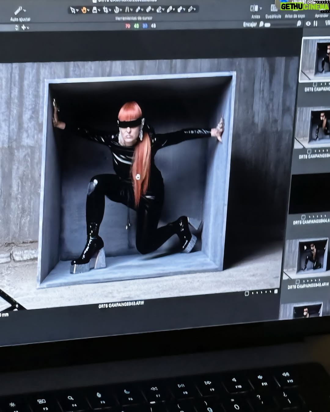 Ana Locking - 7.6K Likes - Estamos listas!!! Y pronto arranca la 5ª temporada de @DragRaceEs

Construir un futuro sólido como el hormigón no es fácil y estas nuevas reinas vienen dispuestas a demostrarnos que la imaginación es el único superpoder que no se puede demoler. 

Todas ellas nos recordarán una vez más que la libertad también se defiende con arte y talento de otro mundo. Y yo, desde mi silla de jurado, tomo notas… para ver si así consigo sobrevivir a este, al mundo real.

Liberar vuestras mentes y abrazar con fuerza y amor a las nuevas reinas que descubriréis el próximo 7 de septiembre en @atresplayer & @wowpresentsplus (worldwide ex. Spain) ✨💖✨ #MeetTheQueens

Por fin juntas de nuevo!!! Loviu 😘 @supremmedeluxe @javviercalvo #JavierAmbrossi

#Dragstapronto !!! 👋
✨💖👑💖✨

Fotos del maravilloso @mista.studio 📸

MUAH como siempre de mis adoradxs @evagameromasso y @crisantoblanco 💞u

Look 👗: #AnaLocking
Jewelry 💍: @swarovski 🫶 @piazzacom
Sunglasses 🕶️: @maisonmargiela 

#AllPowerToTheDrag
✊💄👑

Graciassss 😘 @dragracees @buendiaestudios @atresplayer @atresmediacom @worldofwonder @wowpresentsplus 
#DragRaceEspaña
