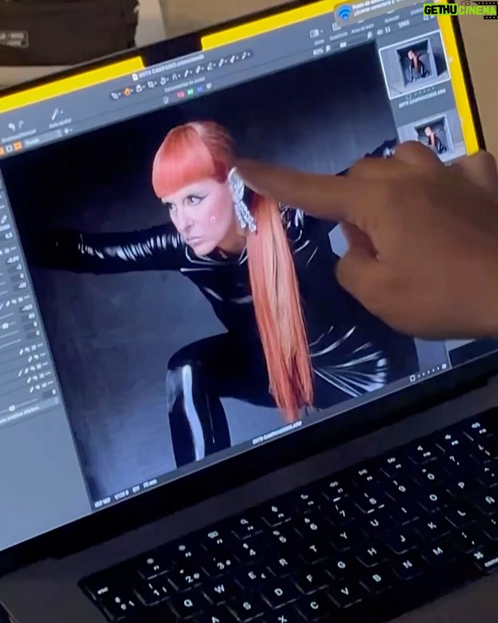 Ana Locking - 7.6K Likes - Estamos listas!!! Y pronto arranca la 5ª temporada de @DragRaceEs

Construir un futuro sólido como el hormigón no es fácil y estas nuevas reinas vienen dispuestas a demostrarnos que la imaginación es el único superpoder que no se puede demoler. 

Todas ellas nos recordarán una vez más que la libertad también se defiende con arte y talento de otro mundo. Y yo, desde mi silla de jurado, tomo notas… para ver si así consigo sobrevivir a este, al mundo real.

Liberar vuestras mentes y abrazar con fuerza y amor a las nuevas reinas que descubriréis el próximo 7 de septiembre en @atresplayer & @wowpresentsplus (worldwide ex. Spain) ✨💖✨ #MeetTheQueens

Por fin juntas de nuevo!!! Loviu 😘 @supremmedeluxe @javviercalvo #JavierAmbrossi

#Dragstapronto !!! 👋
✨💖👑💖✨

Fotos del maravilloso @mista.studio 📸

MUAH como siempre de mis adoradxs @evagameromasso y @crisantoblanco 💞u

Look 👗: #AnaLocking
Jewelry 💍: @swarovski 🫶 @piazzacom
Sunglasses 🕶️: @maisonmargiela 

#AllPowerToTheDrag
✊💄👑

Graciassss 😘 @dragracees @buendiaestudios @atresplayer @atresmediacom @worldofwonder @wowpresentsplus 
#DragRaceEspaña