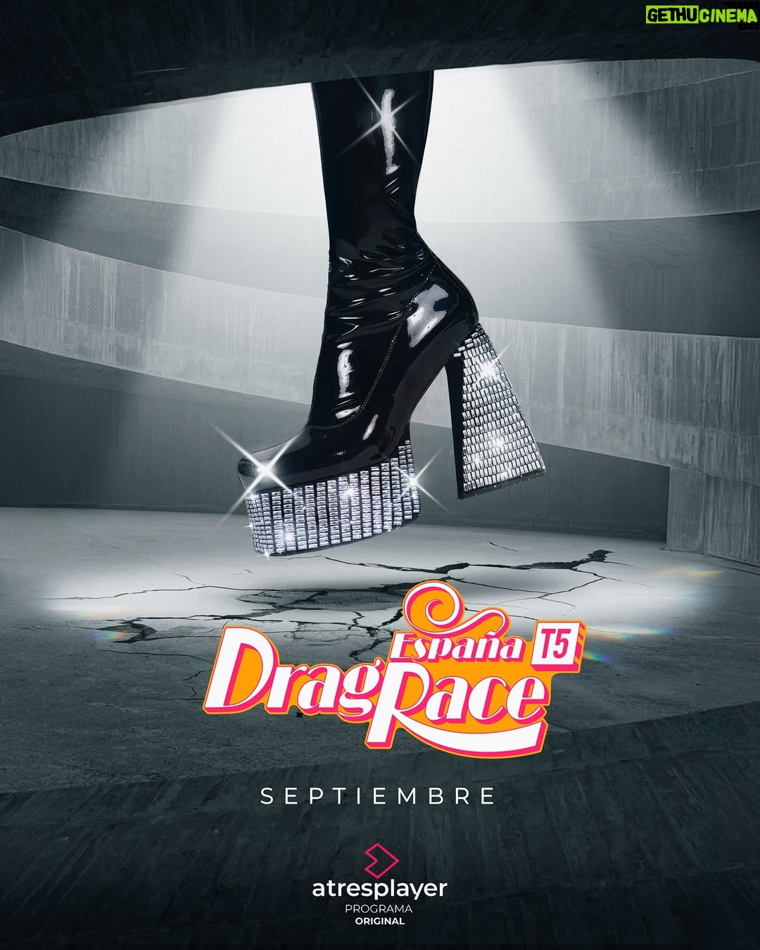 Ana Locking - 7.6K Likes - Estamos listas!!! Y pronto arranca la 5ª temporada de @DragRaceEs

Construir un futuro sólido como el hormigón no es fácil y estas nuevas reinas vienen dispuestas a demostrarnos que la imaginación es el único superpoder que no se puede demoler. 

Todas ellas nos recordarán una vez más que la libertad también se defiende con arte y talento de otro mundo. Y yo, desde mi silla de jurado, tomo notas… para ver si así consigo sobrevivir a este, al mundo real.

Liberar vuestras mentes y abrazar con fuerza y amor a las nuevas reinas que descubriréis el próximo 7 de septiembre en @atresplayer & @wowpresentsplus (worldwide ex. Spain) ✨💖✨ #MeetTheQueens

Por fin juntas de nuevo!!! Loviu 😘 @supremmedeluxe @javviercalvo #JavierAmbrossi

#Dragstapronto !!! 👋
✨💖👑💖✨

Fotos del maravilloso @mista.studio 📸

MUAH como siempre de mis adoradxs @evagameromasso y @crisantoblanco 💞u

Look 👗: #AnaLocking
Jewelry 💍: @swarovski 🫶 @piazzacom
Sunglasses 🕶️: @maisonmargiela 

#AllPowerToTheDrag
✊💄👑

Graciassss 😘 @dragracees @buendiaestudios @atresplayer @atresmediacom @worldofwonder @wowpresentsplus 
#DragRaceEspaña