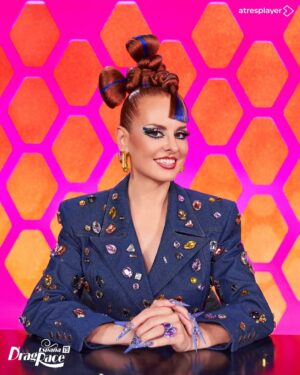 Ana Locking Instagram - HOY ES EL DÍA!!! 
Hoy arranca la 5ª temporada de @dragracees 🫰🫰🫰
A las 8PM en @atresplayer & @wowpresentsplus (worldwide)

👁💖👁

Abrazar con fuerza y amor esta maravillosa temporada y disfrutar al máximo de nuestras increíbles reinas que os aseguro os van robar el Corazón!!! 💖

Gracias a todas vosotras por hacernos más felices de la manera en que lo hacéis con vuestro talento y generosidad creativa!!! Sois muy grandes!!!🫰

@alexandradelraval @dafnemugler @denebola_murnau @evaharringtonn @ferrxn_ @krystalforeverofficial @laca.udilla @laescandalo @margarita_kalifata @nix.on.the.beach @categoryisnori @satingrecooficial 💖u All

Disfrutar de todo lo que se os viene!!!

@supremmedeluxe @javviercalvo #JavierAmbrossi Ya estamos todas amigasss!!! 😘💞😘
@amaia tengo un pensamiento y es que es una fantasía tenerte a mi vera en este primer episodio!!! 💗🫶

Y gracias a todo el equipo de @buendiaestudios & @atresplayer por dejarme formar parte de esta familia tan increíble!!! A por otras cinco más!!! 🙏😘

#Dragstapronto!!! 👋

#AllPowerToTheDrag
✊💄👑

🏁

👗 TotalLook: #AnaLocking
💎 Jewelry: @swarovski 
💄 Makeup: @evagameromasso
💇‍♀️ Hair: @crisantoblanco 
💅🏻 Nails: #AnaLocking
📷 Fotos: @mista.studio 

#DragRaceSpain #DragRaceEs #DragRace #SupremmeDeluxe #JavierCalvo  #AmaiaRomero
