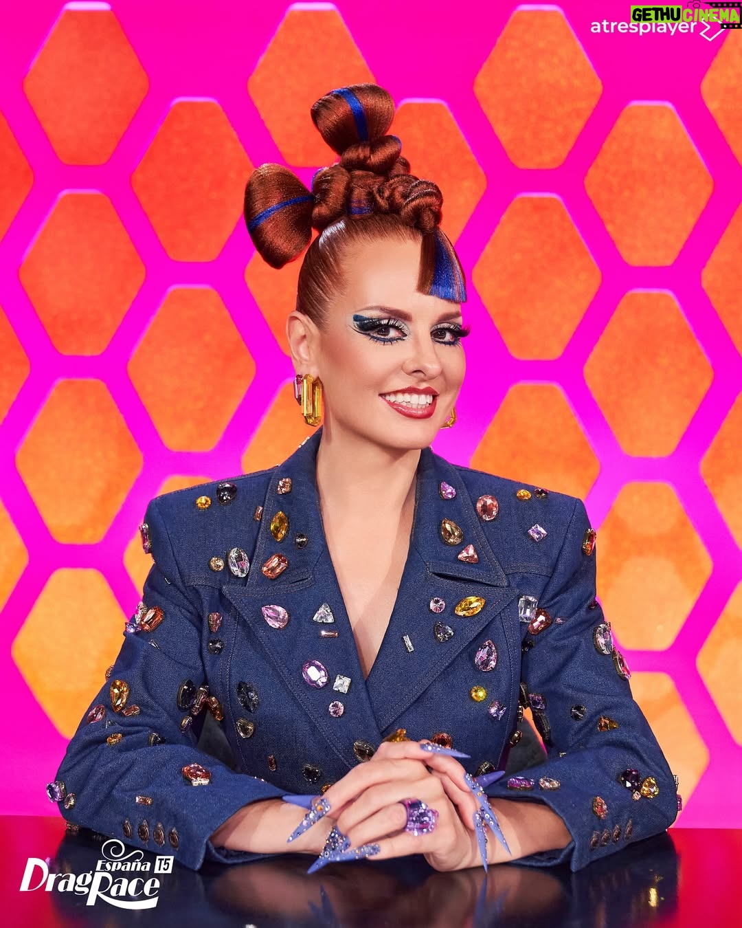 Ana Locking - 5.4K Likes - HOY ES EL DÍA!!! 
Hoy arranca la 5ª temporada de @dragracees 🫰🫰🫰
A las 8PM en @atresplayer & @wowpresentsplus (worldwide)

👁💖👁

Abrazar con fuerza y amor esta maravillosa temporada y disfrutar al máximo de nuestras increíbles reinas que os aseguro os van robar el Corazón!!! 💖

Gracias a todas vosotras por hacernos más felices de la manera en que lo hacéis con vuestro talento y generosidad creativa!!! Sois muy grandes!!!🫰

@alexandradelraval @dafnemugler @denebola_murnau @evaharringtonn @ferrxn_ @krystalforeverofficial @laca.udilla @laescandalo @margarita_kalifata @nix.on.the.beach @categoryisnori @satingrecooficial 💖u All

Disfrutar de todo lo que se os viene!!!

@supremmedeluxe @javviercalvo #JavierAmbrossi Ya estamos todas amigasss!!! 😘💞😘
@amaia tengo un pensamiento y es que es una fantasía tenerte a mi vera en este primer episodio!!! 💗🫶

Y gracias a todo el equipo de @buendiaestudios & @atresplayer por dejarme formar parte de esta familia tan increíble!!! A por otras cinco más!!! 🙏😘

#Dragstapronto!!! 👋

#AllPowerToTheDrag
✊💄👑

🏁

👗 TotalLook: #AnaLocking
💎 Jewelry: @swarovski 
💄 Makeup: @evagameromasso
💇‍♀️ Hair: @crisantoblanco 
💅🏻 Nails: #AnaLocking
📷 Fotos: @mista.studio 

#DragRaceSpain #DragRaceEs #DragRace #SupremmeDeluxe #JavierCalvo  #AmaiaRomero