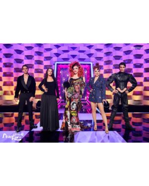 Ana Locking Instagram - HOY ES EL DÍA!!! 
Hoy arranca la 5ª temporada de @dragracees 🫰🫰🫰
A las 8PM en @atresplayer & @wowpresentsplus (worldwide)

👁💖👁

Abrazar con fuerza y amor esta maravillosa temporada y disfrutar al máximo de nuestras increíbles reinas que os aseguro os van robar el Corazón!!! 💖

Gracias a todas vosotras por hacernos más felices de la manera en que lo hacéis con vuestro talento y generosidad creativa!!! Sois muy grandes!!!🫰

@alexandradelraval @dafnemugler @denebola_murnau @evaharringtonn @ferrxn_ @krystalforeverofficial @laca.udilla @laescandalo @margarita_kalifata @nix.on.the.beach @categoryisnori @satingrecooficial 💖u All

Disfrutar de todo lo que se os viene!!!

@supremmedeluxe @javviercalvo #JavierAmbrossi Ya estamos todas amigasss!!! 😘💞😘
@amaia tengo un pensamiento y es que es una fantasía tenerte a mi vera en este primer episodio!!! 💗🫶

Y gracias a todo el equipo de @buendiaestudios & @atresplayer por dejarme formar parte de esta familia tan increíble!!! A por otras cinco más!!! 🙏😘

#Dragstapronto!!! 👋

#AllPowerToTheDrag
✊💄👑

🏁

👗 TotalLook: #AnaLocking
💎 Jewelry: @swarovski 
💄 Makeup: @evagameromasso
💇‍♀️ Hair: @crisantoblanco 
💅🏻 Nails: #AnaLocking
📷 Fotos: @mista.studio 

#DragRaceSpain #DragRaceEs #DragRace #SupremmeDeluxe #JavierCalvo  #AmaiaRomero