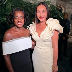 Ana Milán Instagram - Publi ✨Esa noche pasaron muchas cosas.
Esa noche resulta que descubrí que @philippineleroybeaulieu habla un español exquisito como ella. La admiro tanto como Emily ❣️
También pasó que @violadavis tiene una sonrisa capaz de iluminar París, y eso, es mucho iluminar. ✨
Decir que @caradelevingne tiene flow es una obviedad, pero que lo tenga en rulos es otro tema. Y lo tiene. Y además hace la peineta mejor que yo. 😎 Y me da rabia.
También pasó que me hubiera quedado horas mirando la belleza serena de @gilliana
Cuando me dijeron que desfilaba detrás de @heidiklum casi me caigo redonda, pero resulta que es increíblemente generosa y no paró de cuidarme. 🩵@franciscamusic @danielaalvareztv y yo íbamos seguidas así que hicimos grupito, Heidi nos dio consejos, ensayamos, Francisca y yo llegamos a la conclusión que ser latino es un grado de alegría y Daniela estuvo de acuerdo.
Pasaron un montón de cosas. Todas buenas. Todas mágicas. Todas ellas…
#ledefilelorealparis @lorealparis