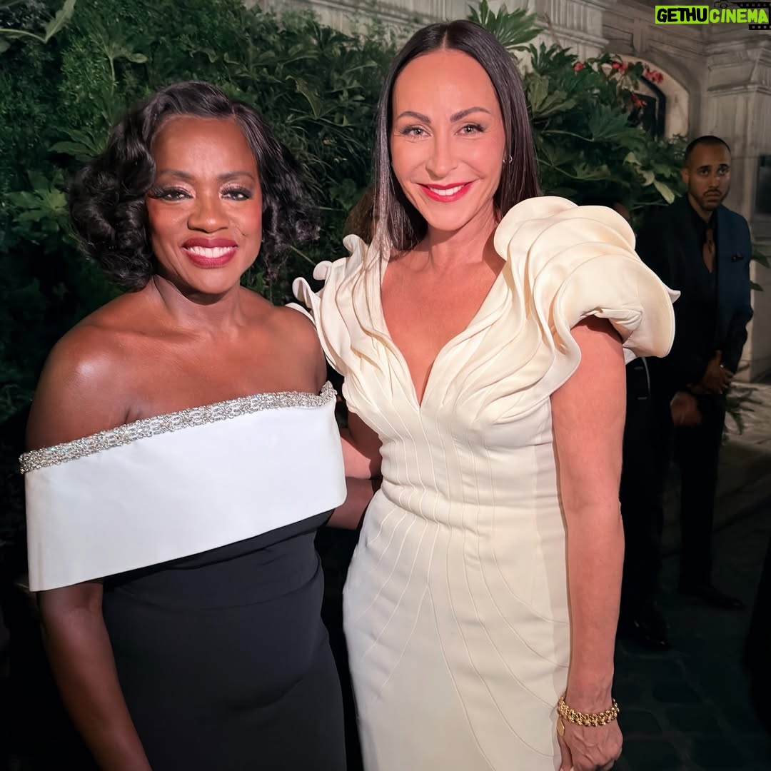 Ana Milán - 58.4K Likes - Publi ✨Esa noche pasaron muchas cosas.
Esa noche resulta que descubrí que @philippineleroybeaulieu habla un español exquisito como ella. La admiro tanto como Emily ❣️
También pasó que @violadavis tiene una sonrisa capaz de iluminar París, y eso, es mucho iluminar. ✨ 
Decir que @caradelevingne tiene flow es una obviedad, pero que lo tenga en rulos es otro tema. Y lo tiene. Y además hace la peineta mejor que yo. 😎 Y me da rabia. 
También pasó que me hubiera quedado horas mirando la belleza serena de @gilliana 
Cuando me dijeron que desfilaba detrás de @heidiklum casi me caigo redonda, pero resulta que es increíblemente generosa y no paró de cuidarme. 🩵@franciscamusic @danielaalvareztv y yo íbamos seguidas así que hicimos grupito, Heidi nos dio consejos, ensayamos, Francisca y yo llegamos a la conclusión que ser latino es un grado de alegría y Daniela estuvo de acuerdo.

Pasaron un montón de cosas. Todas buenas. Todas mágicas. Todas ellas…
#ledefilelorealparis @lorealparis