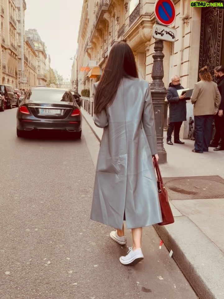 Ana Milán - 42.7K Likes - Publi ✨Yo en este momento lo único que quiero es tener nietas para contarles el día de hoy. En bucle. Tipo loca. He tardado en encontrar el vestido que quería llevar menos de tres minutos, ahí estaba, esperándome.
Ojalá os lo pudiera enseñar ahora mismo a todas. Pero tendré que esperar a que sea lunes y Le Défilé de @lorealparis encienda todas sus luces. Quedan apenas 72 horas y voy a gozármelas todas. 🤍
 #ledéfilé #embajadora