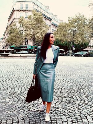 Ana Milán Instagram - Publi ✨Yo en este momento lo único que quiero es tener nietas para contarles el día de hoy. En bucle. Tipo loca. He tardado en encontrar el vestido que quería llevar menos de tres minutos, ahí estaba, esperándome.
Ojalá os lo pudiera enseñar ahora mismo a todas. Pero tendré que esperar a que sea lunes y Le Défilé de @lorealparis encienda todas sus luces. Quedan apenas 72 horas y voy a gozármelas todas. 🤍
#ledéfilé #embajadora