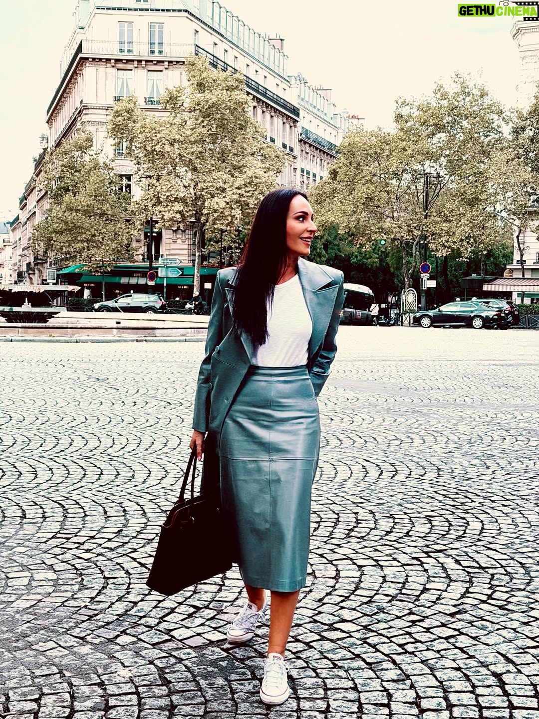 Ana Milán - 42.7K Likes - Publi ✨Yo en este momento lo único que quiero es tener nietas para contarles el día de hoy. En bucle. Tipo loca. He tardado en encontrar el vestido que quería llevar menos de tres minutos, ahí estaba, esperándome.
Ojalá os lo pudiera enseñar ahora mismo a todas. Pero tendré que esperar a que sea lunes y Le Défilé de @lorealparis encienda todas sus luces. Quedan apenas 72 horas y voy a gozármelas todas. 🤍
 #ledéfilé #embajadora