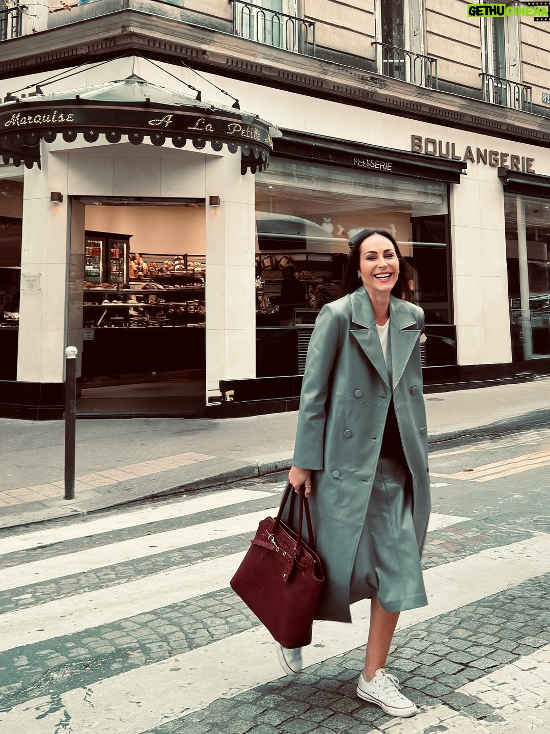 Ana Milán - 42.7K Likes - Publi ✨Yo en este momento lo único que quiero es tener nietas para contarles el día de hoy. En bucle. Tipo loca. He tardado en encontrar el vestido que quería llevar menos de tres minutos, ahí estaba, esperándome.
Ojalá os lo pudiera enseñar ahora mismo a todas. Pero tendré que esperar a que sea lunes y Le Défilé de @lorealparis encienda todas sus luces. Quedan apenas 72 horas y voy a gozármelas todas. 🤍
 #ledéfilé #embajadora