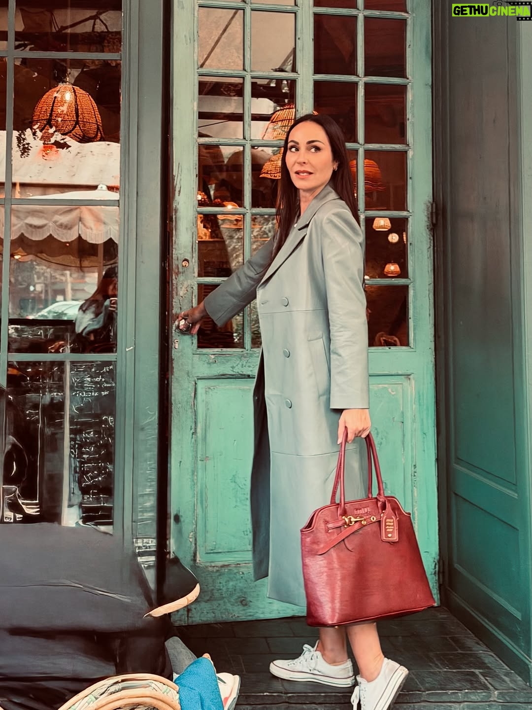 Ana Milán - 42.7K Likes - Publi ✨Yo en este momento lo único que quiero es tener nietas para contarles el día de hoy. En bucle. Tipo loca. He tardado en encontrar el vestido que quería llevar menos de tres minutos, ahí estaba, esperándome.
Ojalá os lo pudiera enseñar ahora mismo a todas. Pero tendré que esperar a que sea lunes y Le Défilé de @lorealparis encienda todas sus luces. Quedan apenas 72 horas y voy a gozármelas todas. 🤍
 #ledéfilé #embajadora