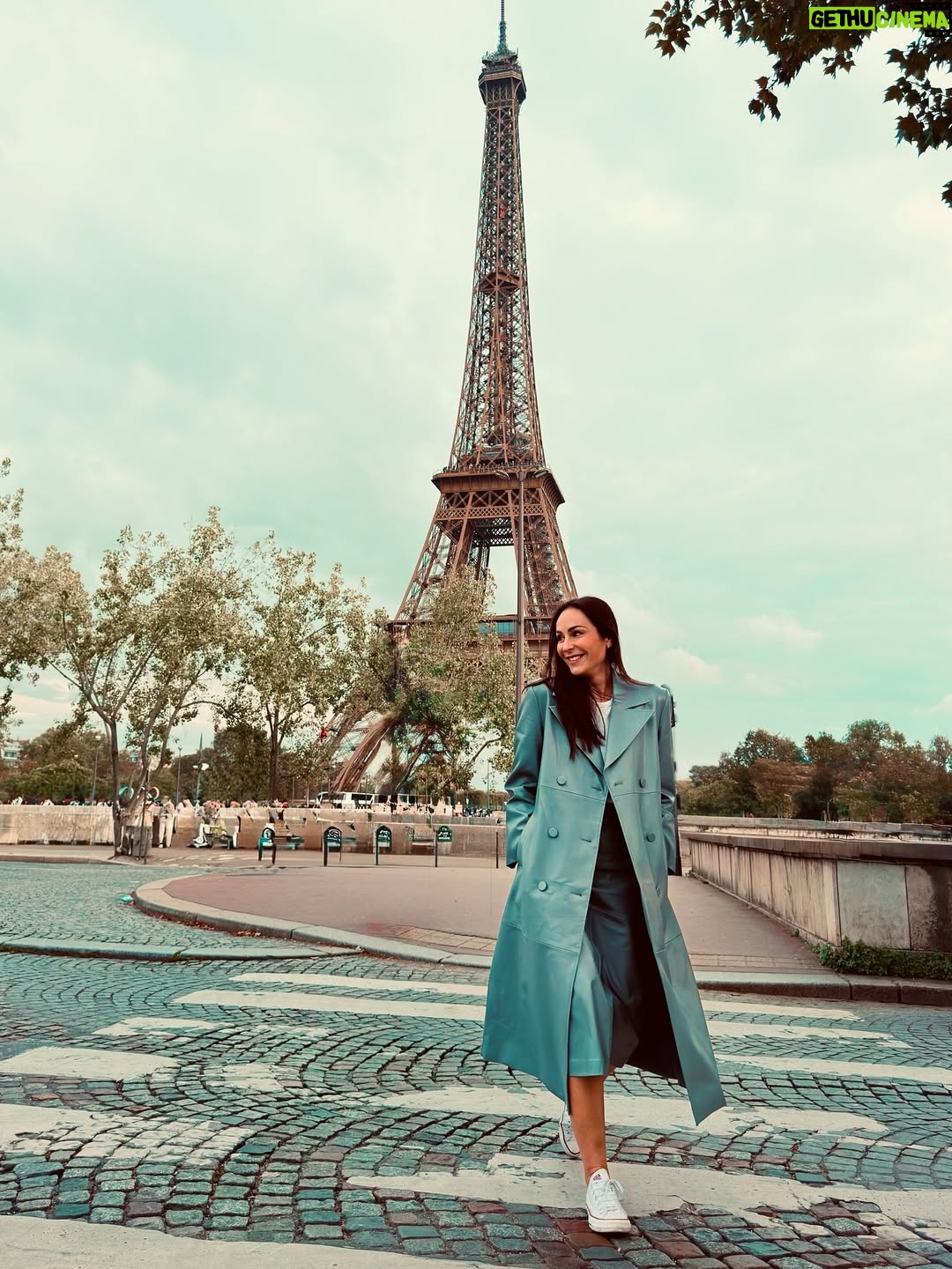Ana Milán - 42.7K Likes - Publi ✨Yo en este momento lo único que quiero es tener nietas para contarles el día de hoy. En bucle. Tipo loca. He tardado en encontrar el vestido que quería llevar menos de tres minutos, ahí estaba, esperándome.
Ojalá os lo pudiera enseñar ahora mismo a todas. Pero tendré que esperar a que sea lunes y Le Défilé de @lorealparis encienda todas sus luces. Quedan apenas 72 horas y voy a gozármelas todas. 🤍
 #ledéfilé #embajadora