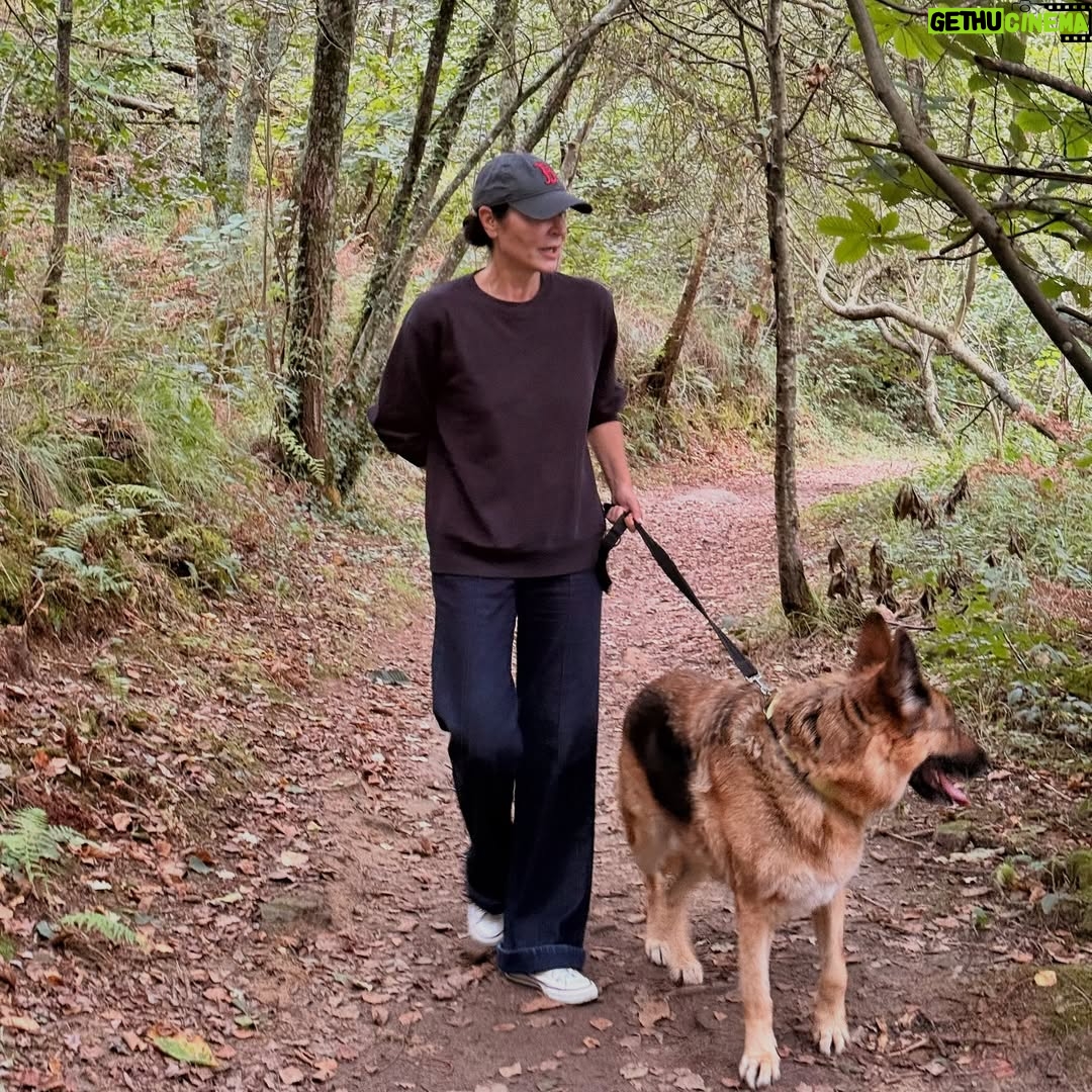 Ana Milán - 28.9K Likes - ✨✨✨✨✨✨✨✨✨✨✨✨✨✨✨
•Pasear con Bart(olo) y que él me enseñe el bosque.
•Brindar con Susana por la vida y la suerte.
•Recoger brócolis 🥦 mientras bebemos champán 🍾 con Scott y Carlos
•Gallinas 🐓 y gatitos 🐱 
•Escuchar el viento y cómo se acerca la lluvia 🌧️ 
•Mi comandante 🤍
•Tomar el sol en los viñedos. Falcón Crest style. 
•Que te duela la tripa de reír. Ese lujo…

Donosti, cuanto más te conozco más te quiero…