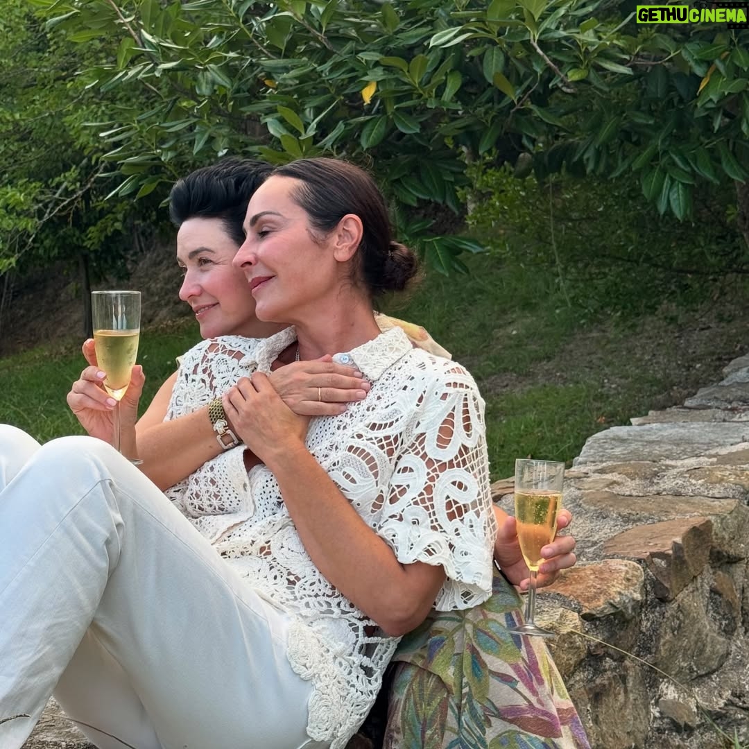 Ana Milán - 28.9K Likes - ✨✨✨✨✨✨✨✨✨✨✨✨✨✨✨
•Pasear con Bart(olo) y que él me enseñe el bosque.
•Brindar con Susana por la vida y la suerte.
•Recoger brócolis 🥦 mientras bebemos champán 🍾 con Scott y Carlos
•Gallinas 🐓 y gatitos 🐱 
•Escuchar el viento y cómo se acerca la lluvia 🌧️ 
•Mi comandante 🤍
•Tomar el sol en los viñedos. Falcón Crest style. 
•Que te duela la tripa de reír. Ese lujo…

Donosti, cuanto más te conozco más te quiero…