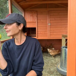 Ana Milán Instagram - ✨✨✨✨✨✨✨✨✨✨✨✨✨✨✨
•Pasear con Bart(olo) y que él me enseñe el bosque.
•Brindar con Susana por la vida y la suerte.
•Recoger brócolis 🥦 mientras bebemos champán 🍾 con Scott y Carlos
•Gallinas 🐓 y gatitos 🐱
•Escuchar el viento y cómo se acerca la lluvia 🌧️
•Mi comandante 🤍
•Tomar el sol en los viñedos. Falcón Crest style.
•Que te duela la tripa de reír. Ese lujo…
Donosti, cuanto más te conozco más te quiero…