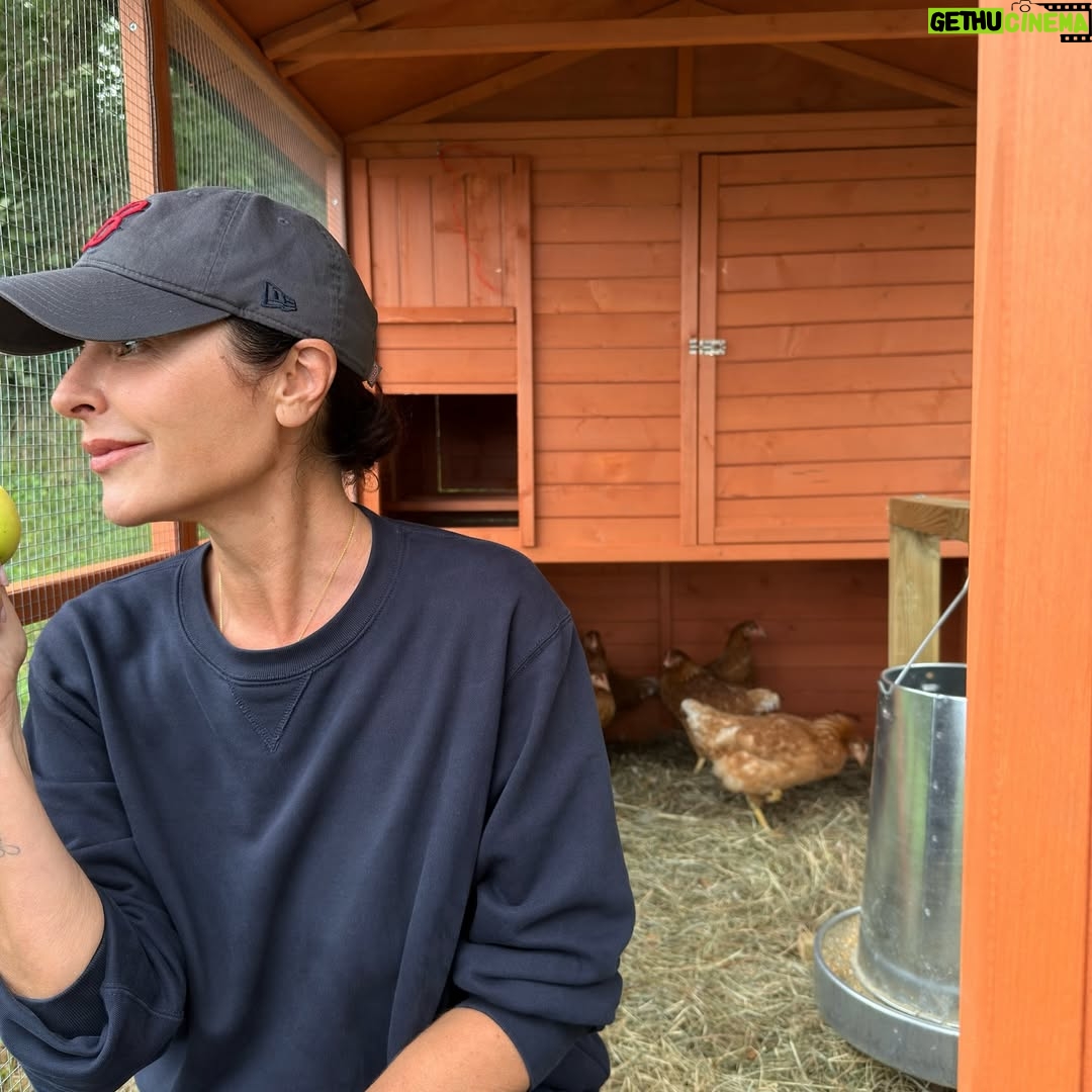 Ana Milán - 28.9K Likes - ✨✨✨✨✨✨✨✨✨✨✨✨✨✨✨
•Pasear con Bart(olo) y que él me enseñe el bosque.
•Brindar con Susana por la vida y la suerte.
•Recoger brócolis 🥦 mientras bebemos champán 🍾 con Scott y Carlos
•Gallinas 🐓 y gatitos 🐱 
•Escuchar el viento y cómo se acerca la lluvia 🌧️ 
•Mi comandante 🤍
•Tomar el sol en los viñedos. Falcón Crest style. 
•Que te duela la tripa de reír. Ese lujo…

Donosti, cuanto más te conozco más te quiero…