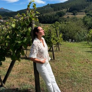 Ana Milán Instagram - ✨✨✨✨✨✨✨✨✨✨✨✨✨✨✨
•Pasear con Bart(olo) y que él me enseñe el bosque.
•Brindar con Susana por la vida y la suerte.
•Recoger brócolis 🥦 mientras bebemos champán 🍾 con Scott y Carlos
•Gallinas 🐓 y gatitos 🐱
•Escuchar el viento y cómo se acerca la lluvia 🌧️
•Mi comandante 🤍
•Tomar el sol en los viñedos. Falcón Crest style.
•Que te duela la tripa de reír. Ese lujo…
Donosti, cuanto más te conozco más te quiero…