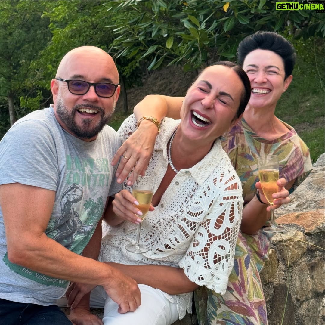 Ana Milán - 28.9K Likes - ✨✨✨✨✨✨✨✨✨✨✨✨✨✨✨
•Pasear con Bart(olo) y que él me enseñe el bosque.
•Brindar con Susana por la vida y la suerte.
•Recoger brócolis 🥦 mientras bebemos champán 🍾 con Scott y Carlos
•Gallinas 🐓 y gatitos 🐱 
•Escuchar el viento y cómo se acerca la lluvia 🌧️ 
•Mi comandante 🤍
•Tomar el sol en los viñedos. Falcón Crest style. 
•Que te duela la tripa de reír. Ese lujo…

Donosti, cuanto más te conozco más te quiero…