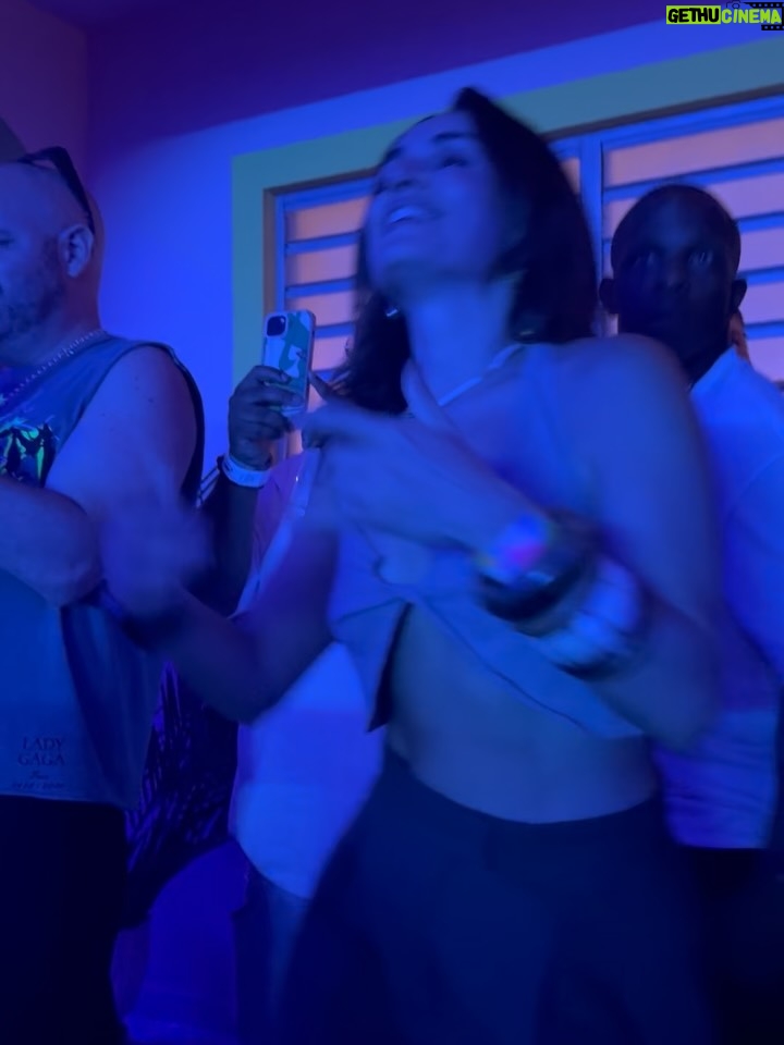 Ana de la Reguera - 34.3K Likes - NO ME QUIERO IR DE AQUÍ ❤️‍🔥
La pasé cabrón. 🐰 🇵🇷 

#badbunny #badbunnypr #badbunnyresidency