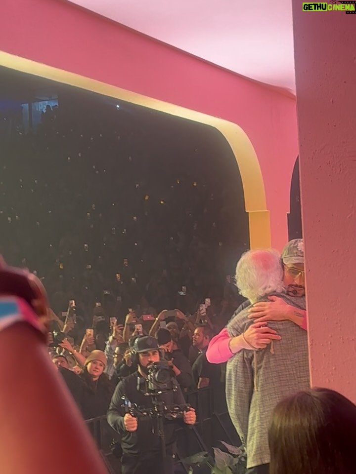 Ana de la Reguera - 34.3K Likes - NO ME QUIERO IR DE AQUÍ ❤️‍🔥
La pasé cabrón. 🐰 🇵🇷 

#badbunny #badbunnypr #badbunnyresidency