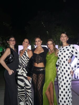 Anahí de Cardenas Instagram - TEAM PERÚ🇵🇪❤️ Orgullosa de estar aquí representando con mujeres que inspiran y contagian poder!!
Una noche increíble en el #FalabellaFashionLive junto a @falabella_pe en Chile!