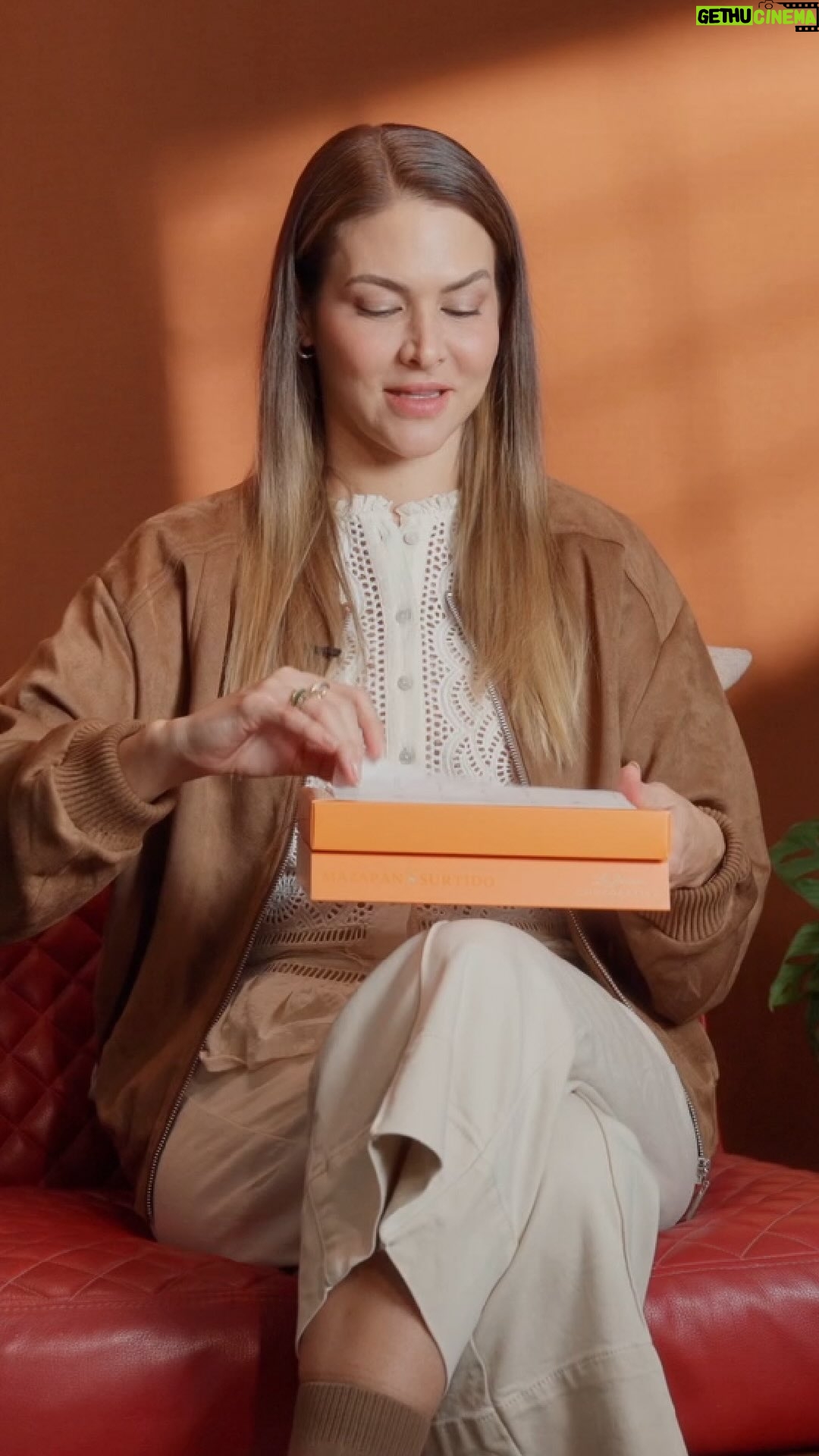 Anahí de Cardenas - 414 Likes - Entre guiones, ensayos y nuevas etapas, descubrí que la vida también se saborea en esos momentos en los que nos detenemos a disfrutar.
En compartir una risa, en una conversación sin apuro, en acompañar los momentos de  quienes más quieres.
Instantes en los que el tiempo se detiene y solo saboreamos lo esencial.
La Ibérica. El arte de saborear la vida. 

#publicidad