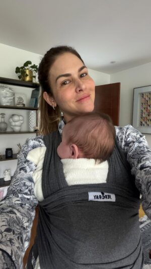 Anahí de Cardenas Instagram - Algo para alegrar el día en medio de esta coyuntura de mi€erda. Y no se me hagan los de los calzones con bobos porque todos sabemos cómo se hacen los bebitos 😂 #bebes #firstchristmas #primeranavidad