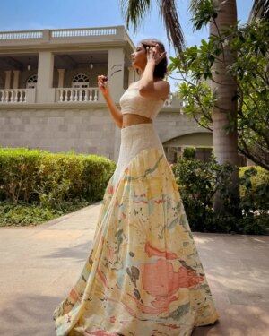 Anandita Pagnis Instagram - Digging that drop waist with paint that has feelings in our hand-marbled @worldofanush lehnega set š»
Crafted Slow. Worn Easy.
Customisable in š§”š©µš©¶š©·ššššā¤ļø