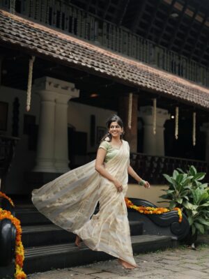 Ananthika Sanilkumar Instagram - ഓണം ! 🌸✨💛
:
📸 : @vaishnav__photography