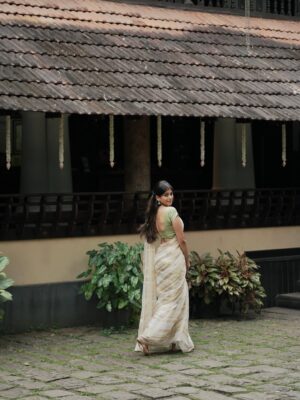 Ananthika Sanilkumar Instagram - ഓണം ! 🌸✨💛
:
📸 : @vaishnav__photography