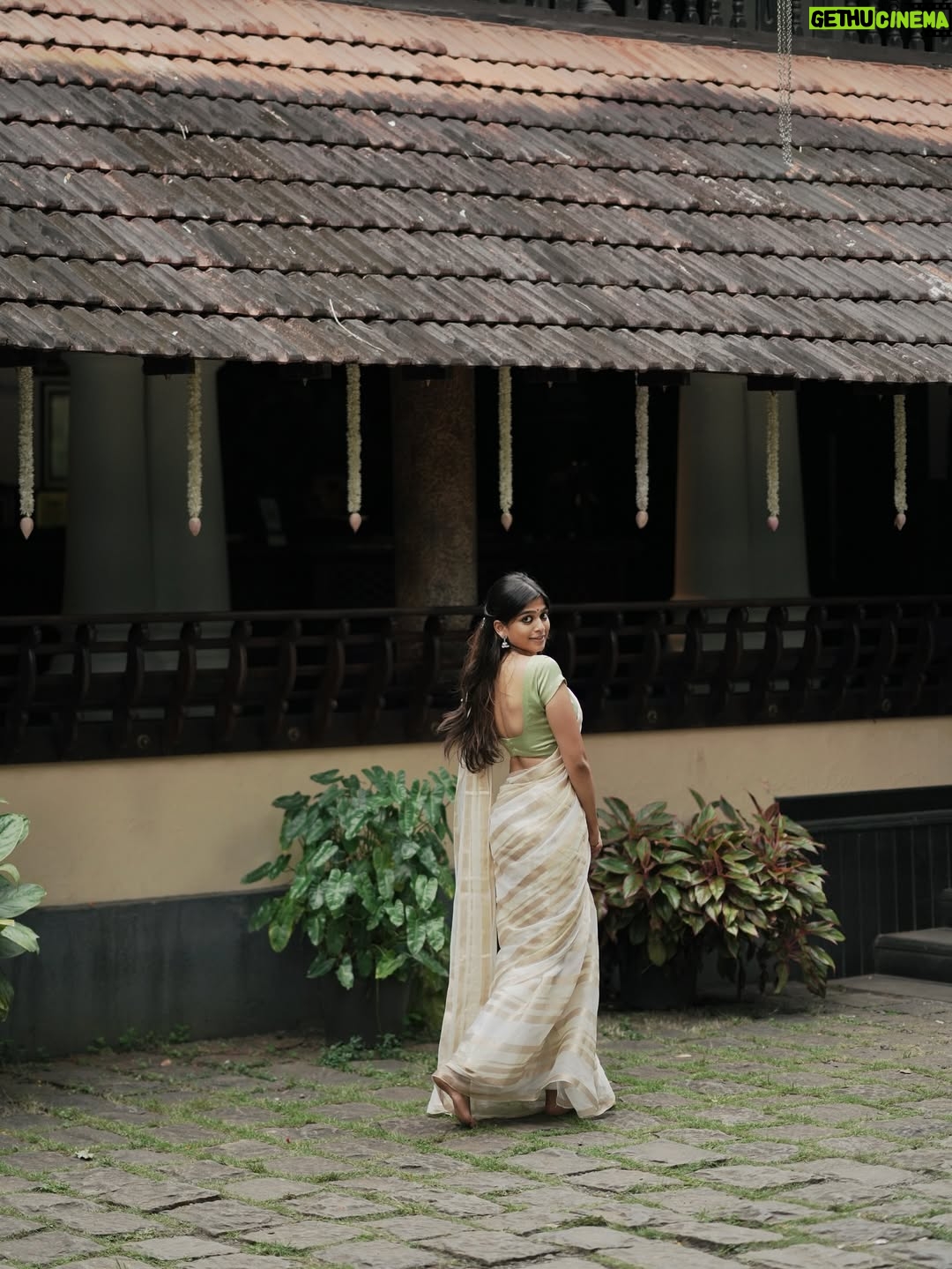 Ananthika Sanilkumar - 367.3K Likes - ഓണം ! 🌸✨💛
:
📸 : @vaishnav__photography