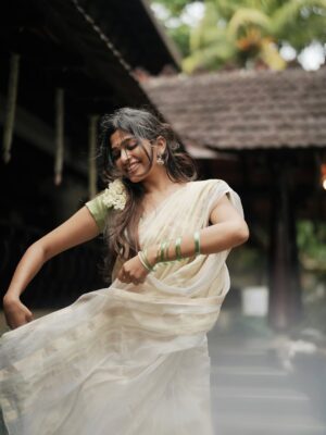 Ananthika Sanilkumar Instagram - ഓണം ! 🌸✨💛
:
📸 : @vaishnav__photography