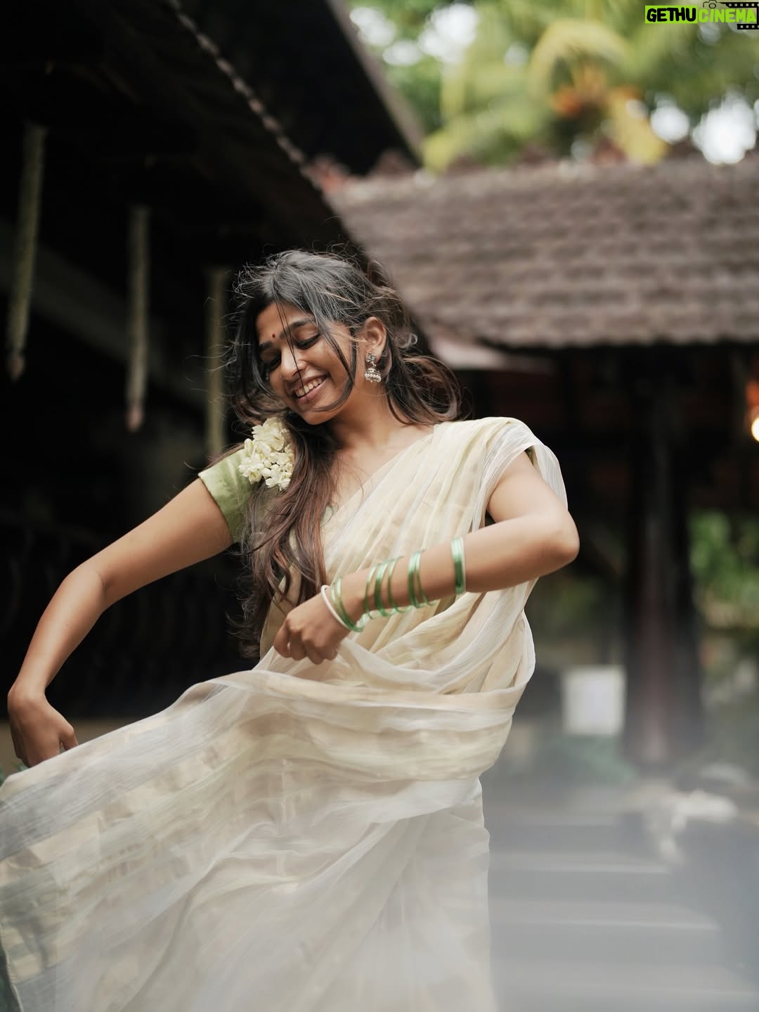 Ananthika Sanilkumar - 367.3K Likes - ഓണം ! 🌸✨💛
:
📸 : @vaishnav__photography