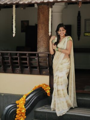 Ananthika Sanilkumar Instagram - ഓണം ! 🌸✨💛
:
📸 : @vaishnav__photography
