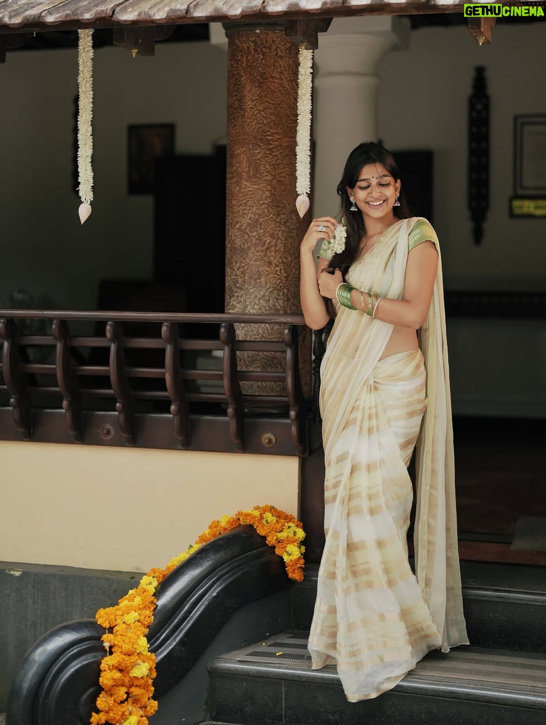 Ananthika Sanilkumar - 367.3K Likes - ഓണം ! 🌸✨💛
:
📸 : @vaishnav__photography