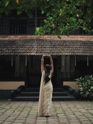 Ananthika Sanilkumar Instagram - ഓണം ! 🌸✨💛
:
📸 : @vaishnav__photography