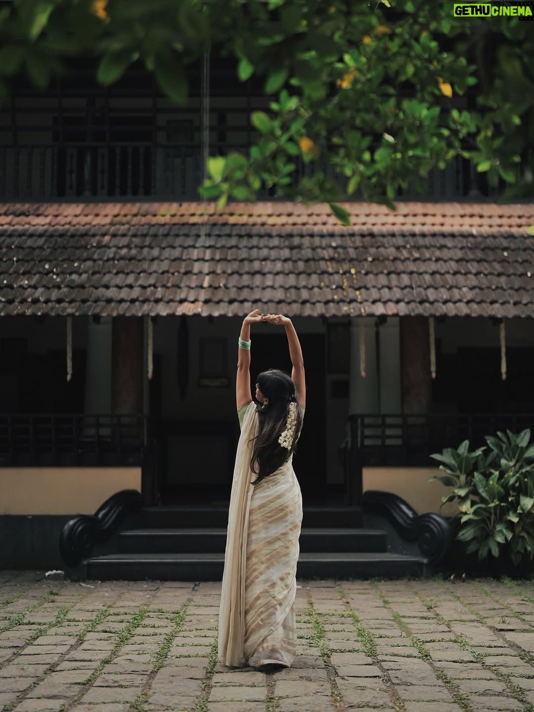 Ananthika Sanilkumar - 367.3K Likes - ഓണം ! 🌸✨💛
:
📸 : @vaishnav__photography