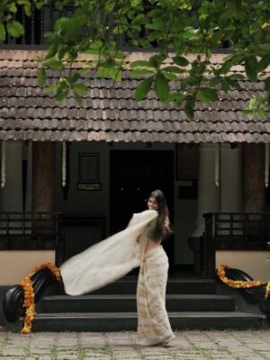 Ananthika Sanilkumar Instagram - ഓണം ! 🌸✨💛
:
📸 : @vaishnav__photography