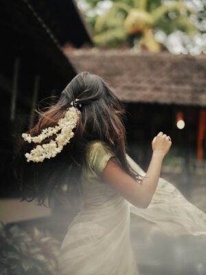 Ananthika Sanilkumar Instagram - ഓണം ! 🌸✨💛
:
📸 : @vaishnav__photography