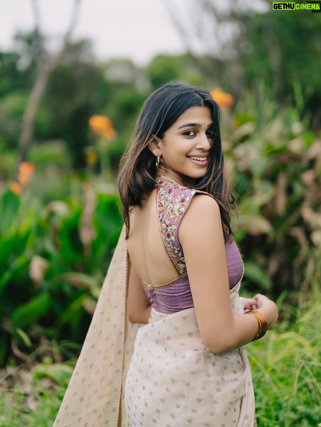 Ananthika Sanilkumar - 486.7K Likes - 💛🍃
:
Saree : @anasuyacouture 
  @sumaiya.alam 
📸 : @photosbyvishnu